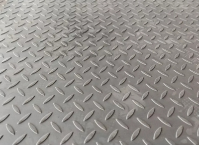 Лист горячекатаный рифлёный ("чечевица") 3x1250x2500 мм
